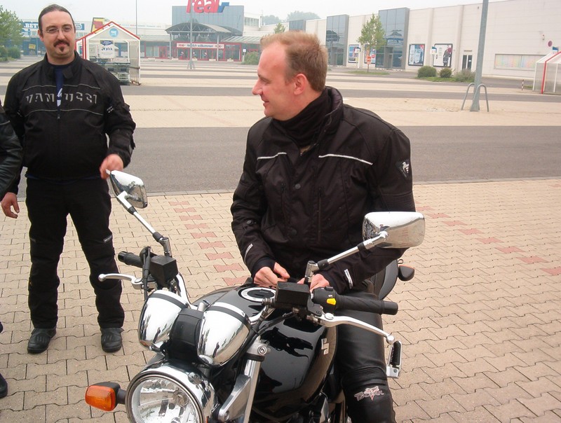 Peter muss gleich mal probesitzen obwohl er doch so auf BMW 1200 GS steht